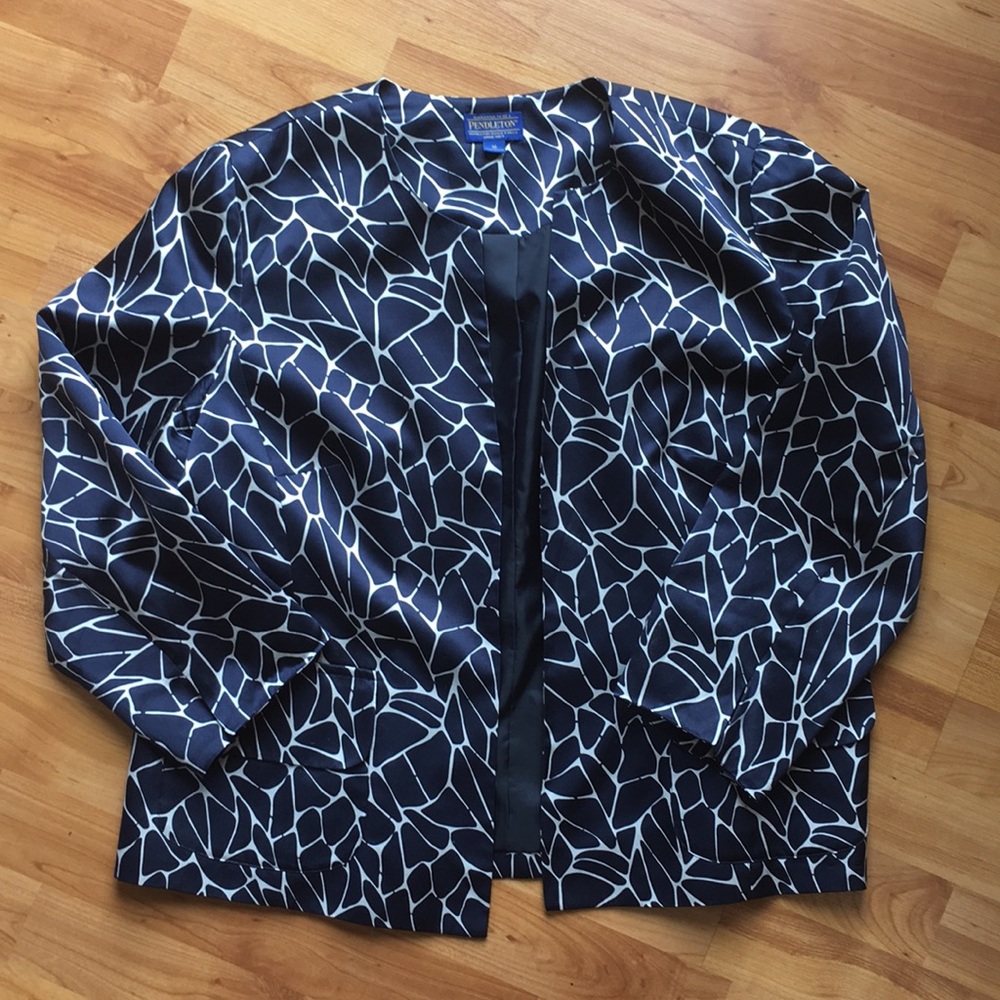 EUC Pendleton Silk Blazer Navy/Cream Size 16